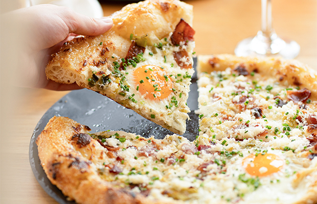 king taps breakfast pizza